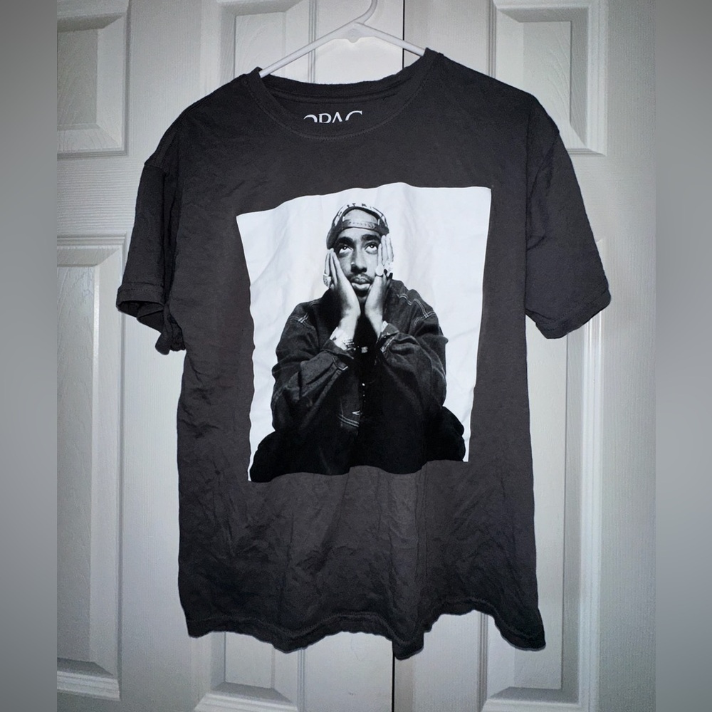 Women’s gray Tupac large short sleeve tee